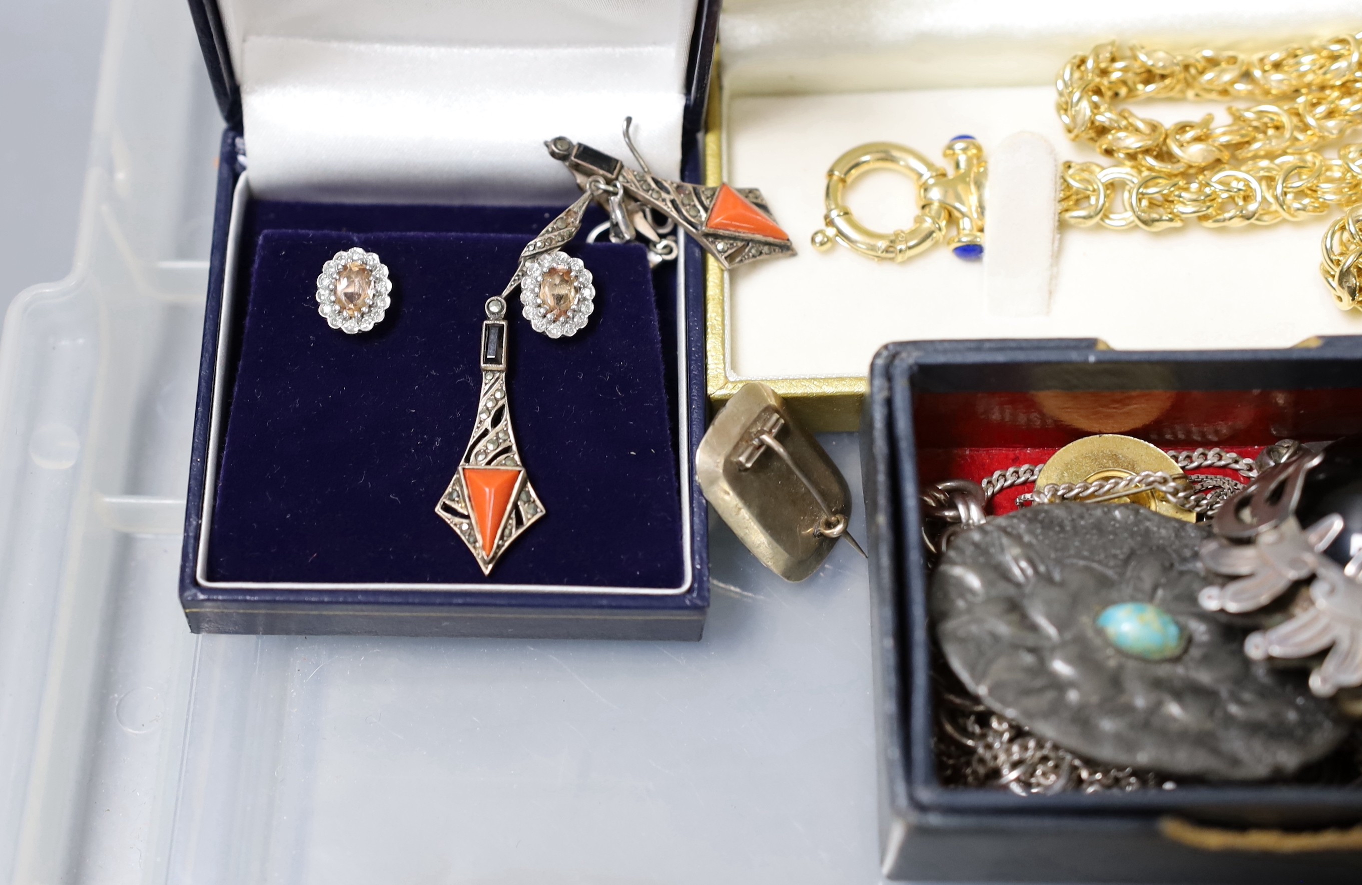 Mixed jewellery including amber necklace, dress stud set, marcasite earrings etc.